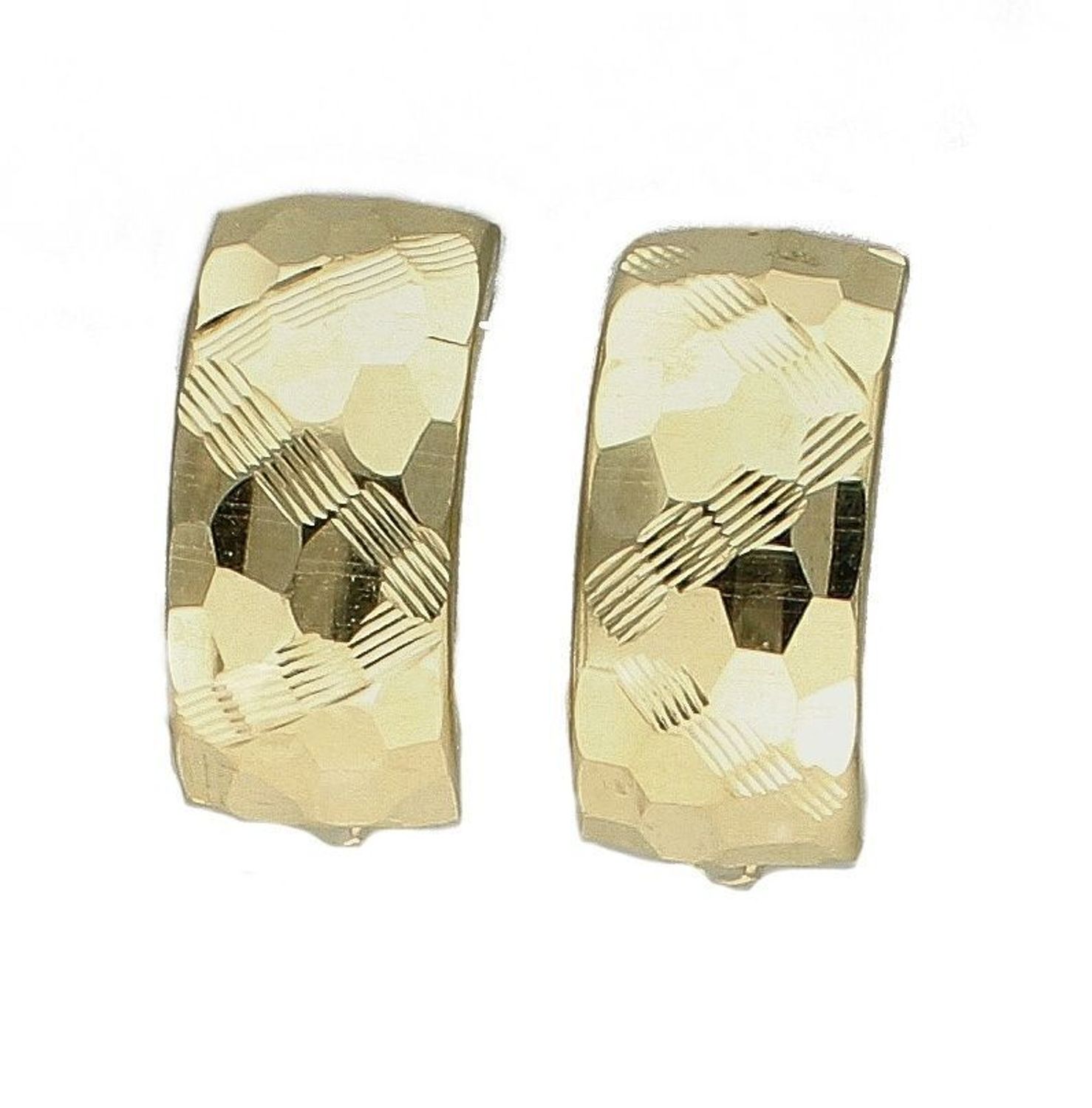 Kolczyki złote grawerowane KL 10995 Delikatne złote kolczyki na angielskie zapięcia wykonane są z 14-karatowego złota idealnie będą prezentowały się do codziennego użytku. Idealny pre.jpg